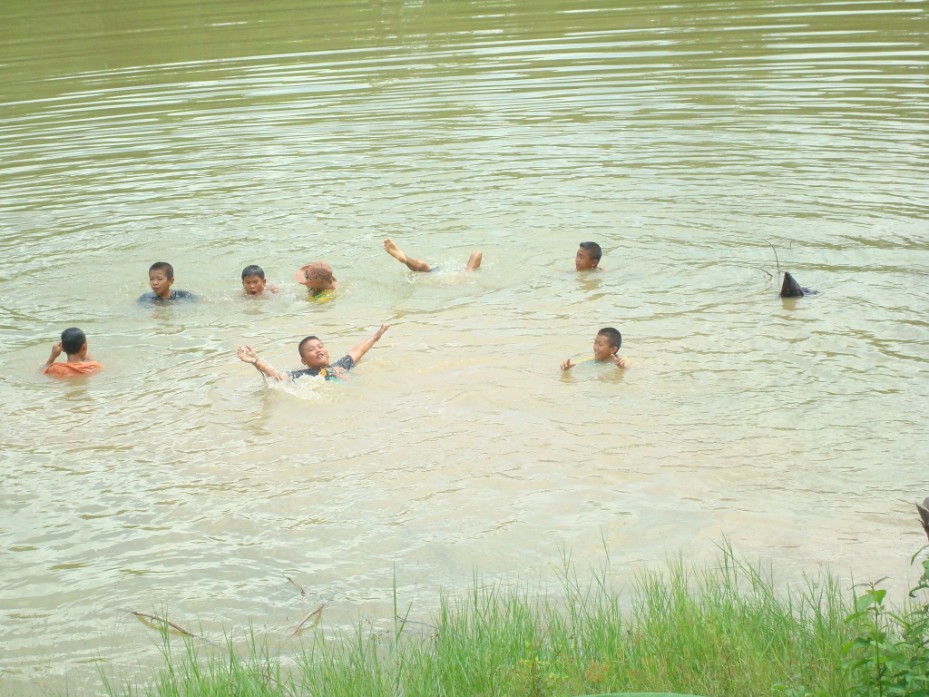 Anuban Non Nam Thaeng School Swimming Students
